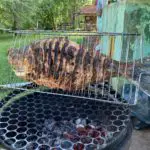 Peixe assado na churrasqueira