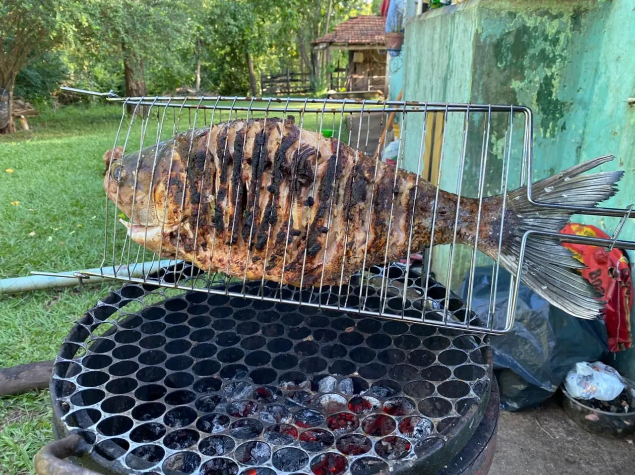 Peixe assado na churrasqueira