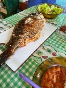 Peixe assado na churrasqueira pronto pra comer