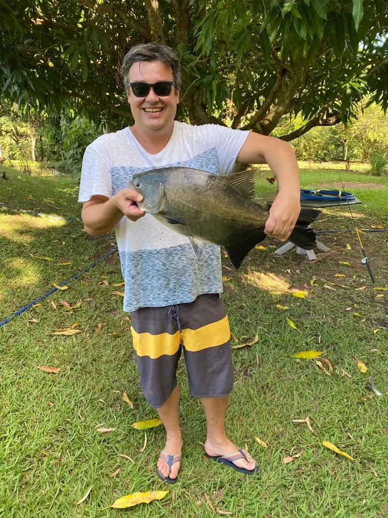 Pegando peixe fresco para assar na churrasqueira